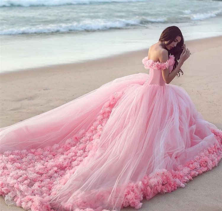 Extravagant och axelbandslös brudklänning i rosa med rosor