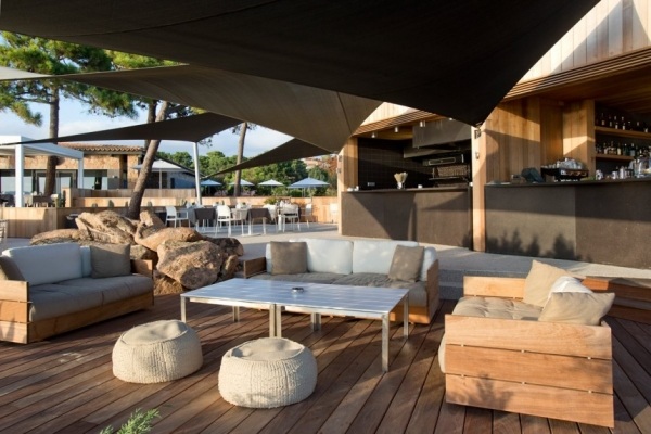 möbler träpallar hotelldesign casadelmar på Korsika