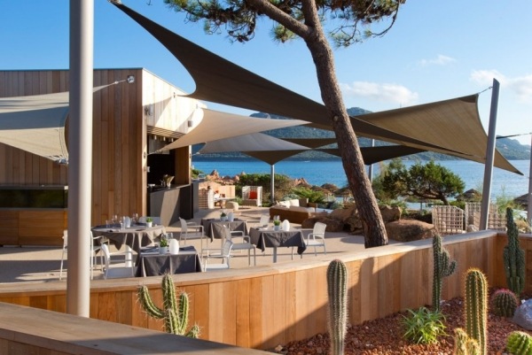 solskydd restaurang designhotell casadelmar på Korsika