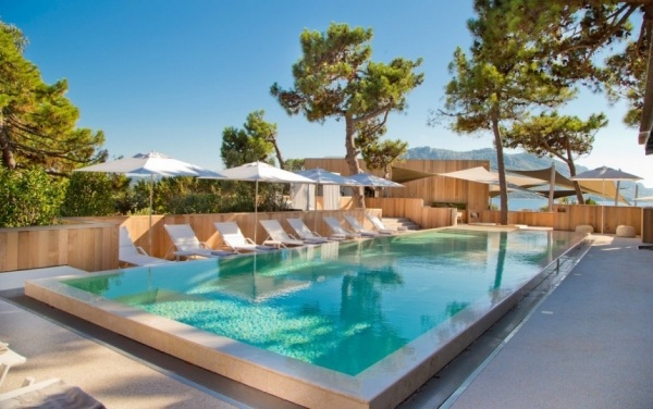 pool solstolar designerhotell casadelmar på Korsika