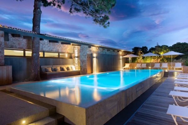 pool på kvällen designerhotell casadelmar på Korsika