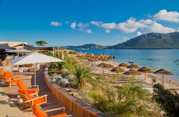 solstolar orange hotelldesign casadelmar på Korsika