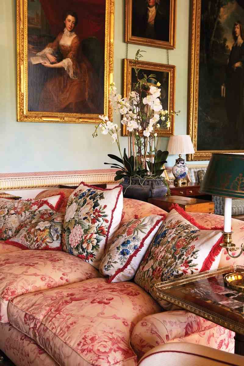 Prinsessan Diana besöker sina föräldrars hem Althorp House möblerar soffblommönster