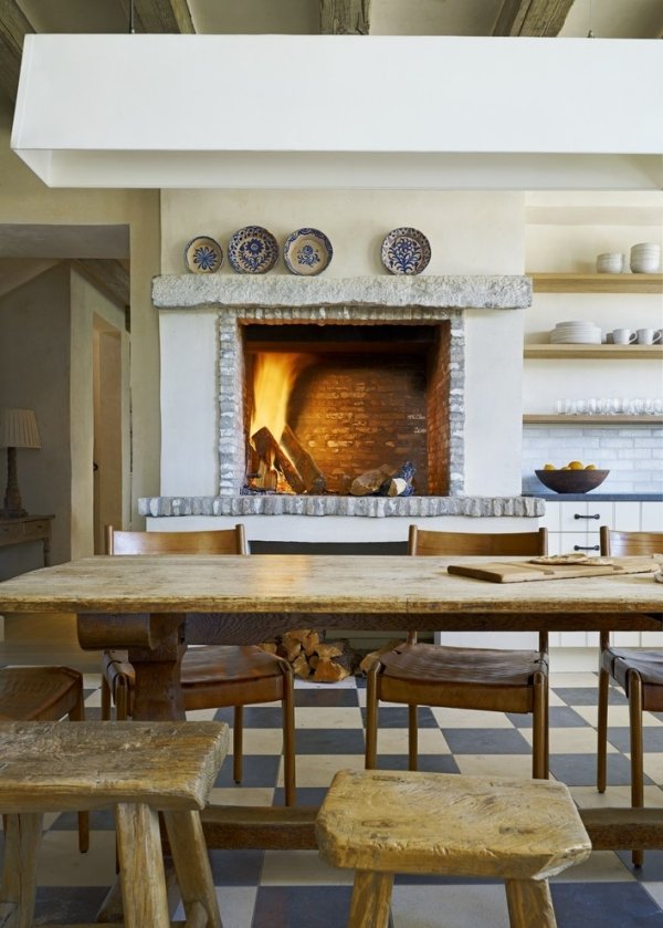 Rustikt medelhavskök hus på landet högt matbord valnötsträ väggdekoration