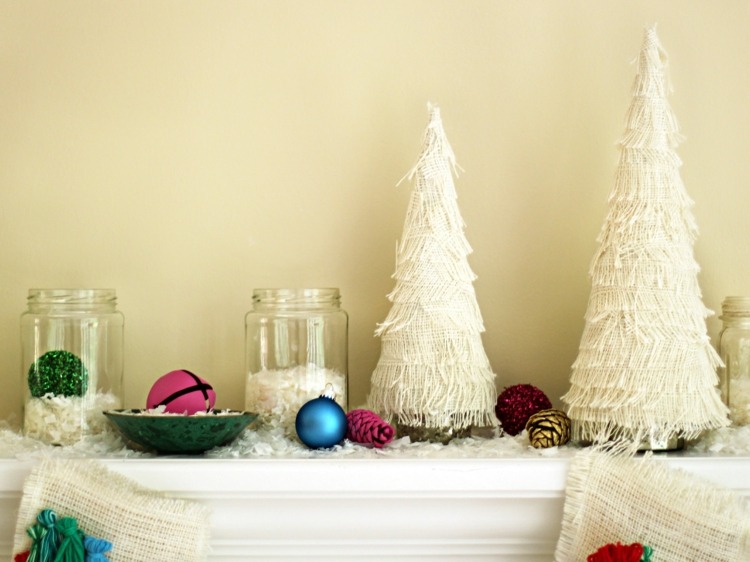 dekorera till jul julgran vit linne klockbollar mantelpiece