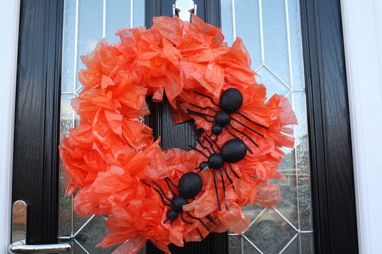 hus-halloween-dekorera-dörr-krans-orange-färgade-plastpåse-myror