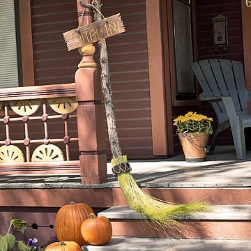 hus halloween dekorera veranda häxkvast pumpor