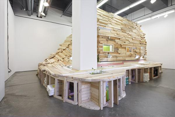 phoebe washburn konst installation trä återvinning trä lameller staplade