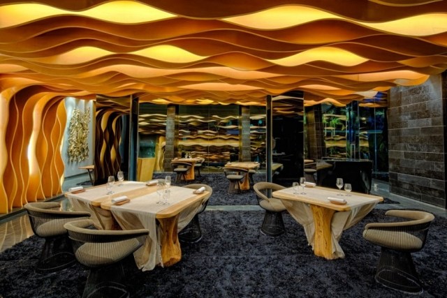 restaurang hotell chic mörkblå gyllene kontrasterande färger