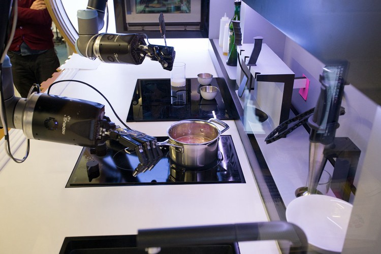 matlagning-framtida-robot-spis-förberedelse-tomatsås-ensam