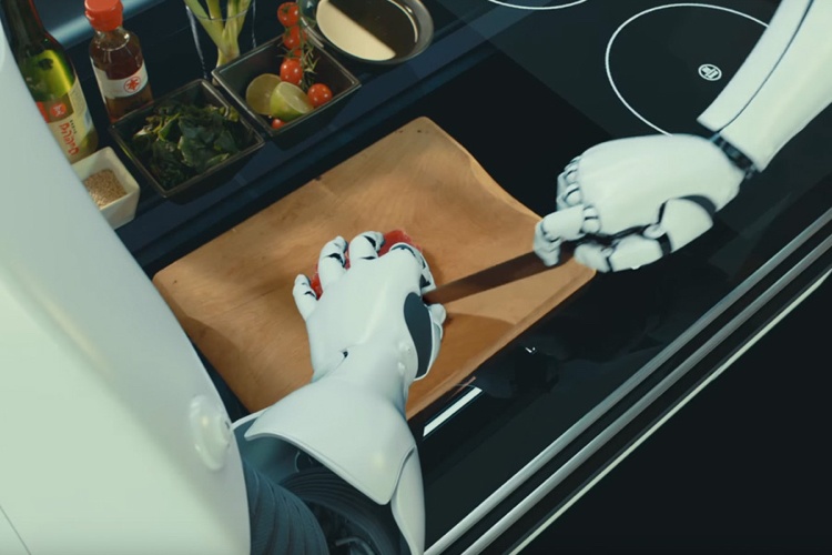 matlagning-framtida-robot-händer-skär-tomater
