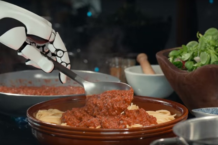spaghetti-bolognese-matlagning-tomatsås-robot-ensam