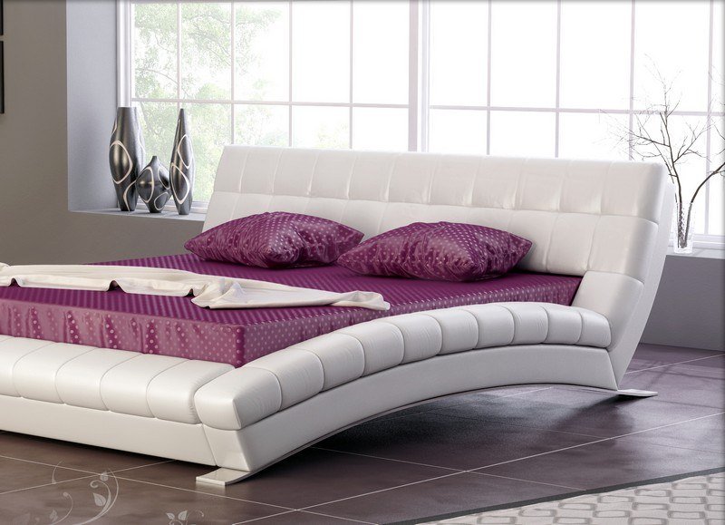 Läder säng-vit-hög-sänggavel-moderna-sovrum