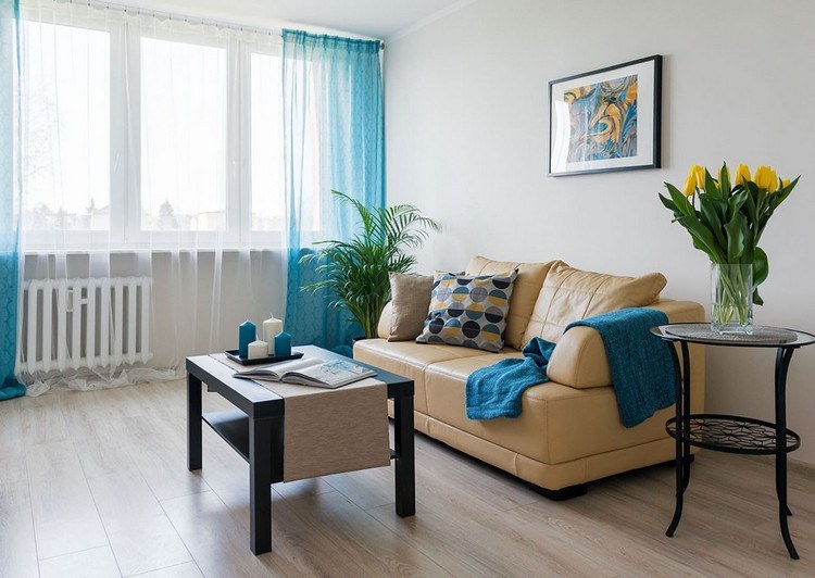 läder-soffa-ljusbrun-2-sits-ljus-laminatgolv