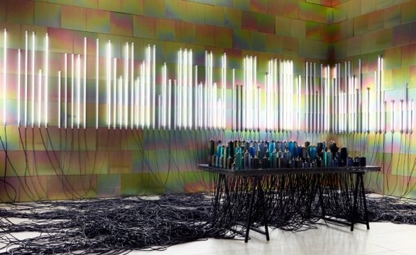 Konstljusinstallationsdesign fluorescerande lampor-Faye Toogood