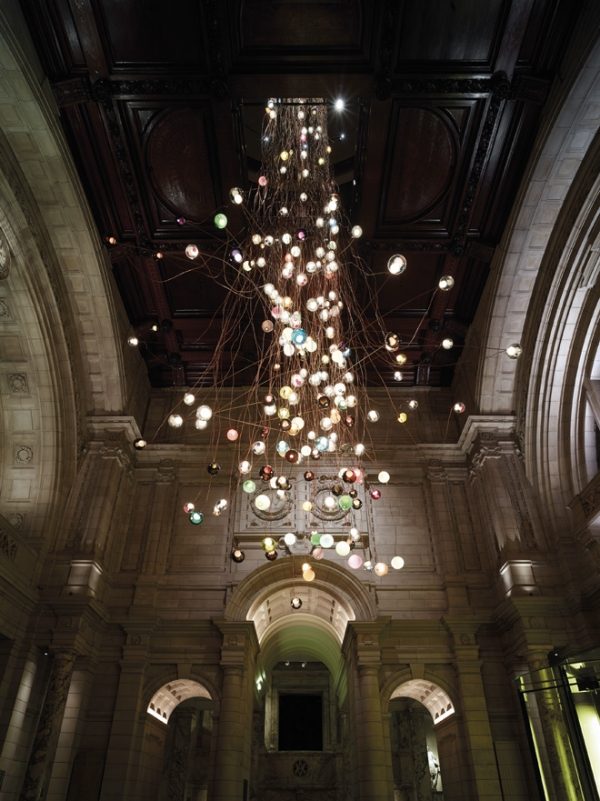 Bocci ljuskonstinstallation Victoria Albert Museum London design festival 2013