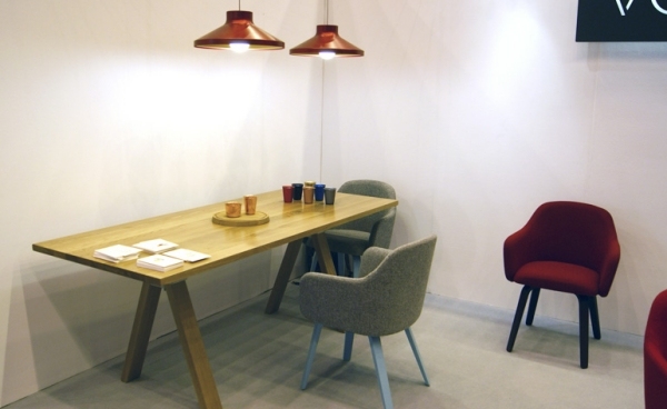 Designutställning-London fåtölj-En hängande lampa i bordsbord