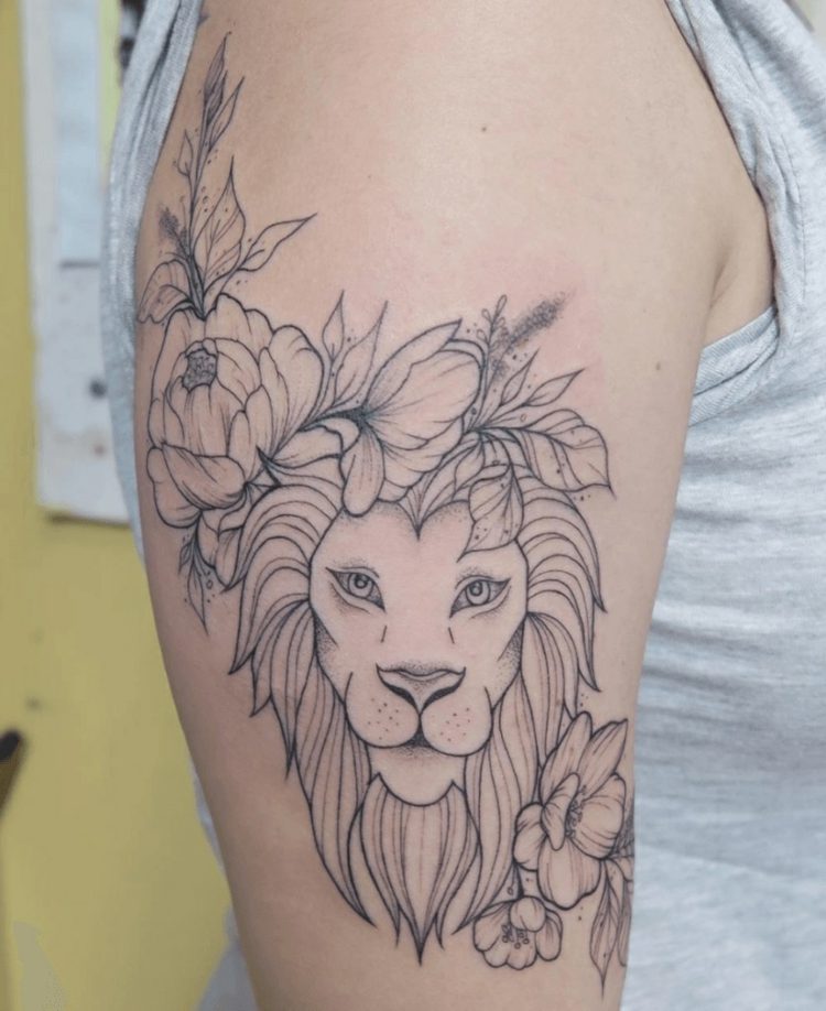 feminin tatuering med blommor och lejon