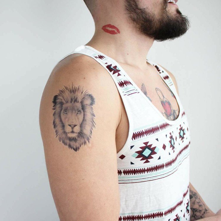 Män tatuering idé med lejonhuvud på överarmen