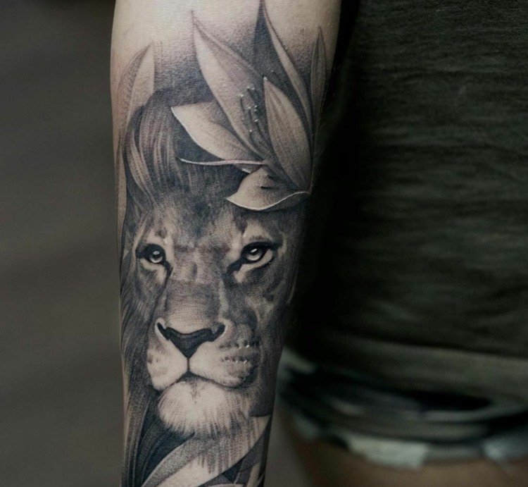 3D -effekt lejon tatuering på underarm och blommor för kvinnor