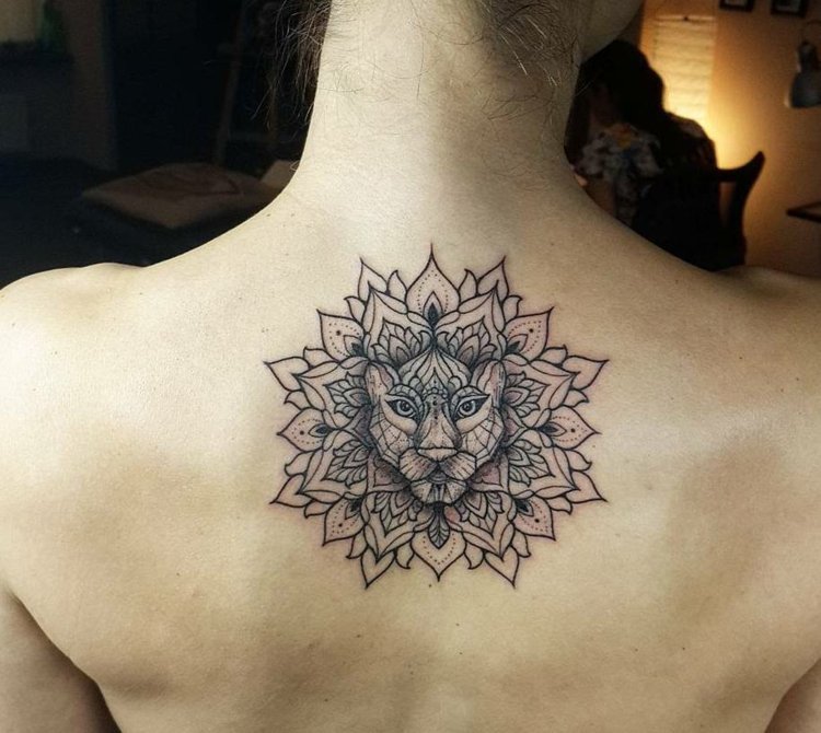 feminin mandala med ett lejon på ryggen