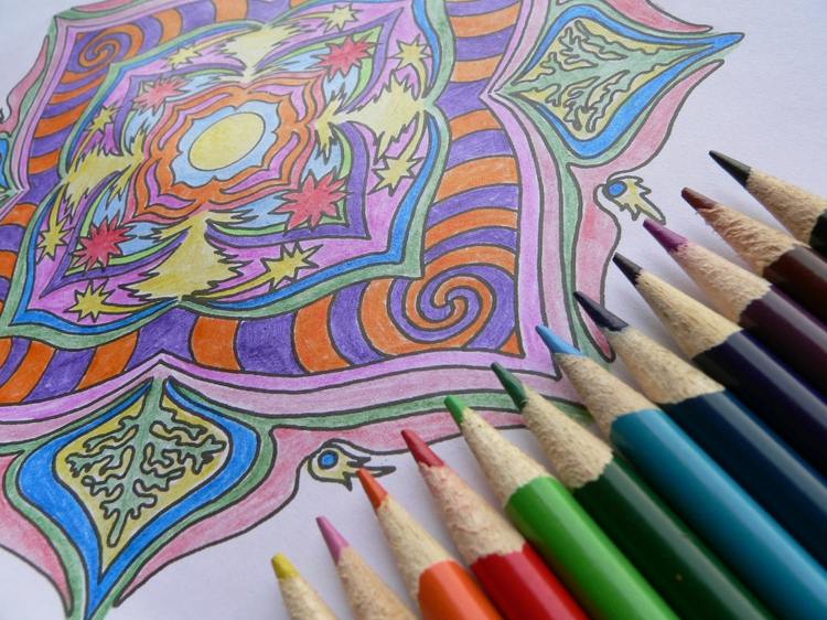mandala-målar-sidor-mallar-måla-själv-färgade pennor