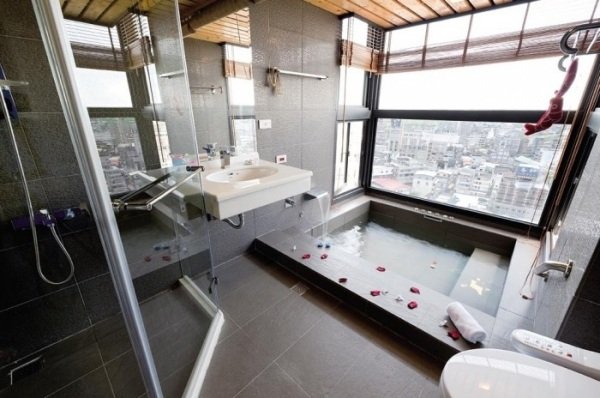 det moderna badrummet med en wellness -atmosfär av glas duschkabin amy