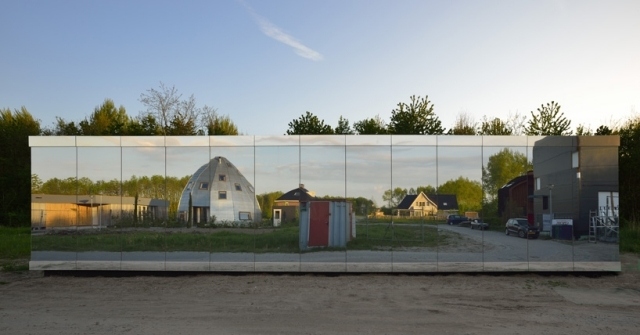 platt tak hus i skogen envånings reflekterande glasfasad