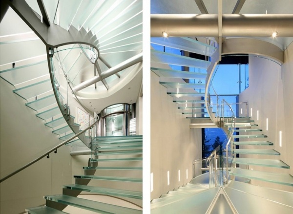 den moderna husdesignen med sjöutsikt trappdesign
