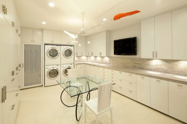 den moderna husdesignen med ett tvättrum med sjöutsikt