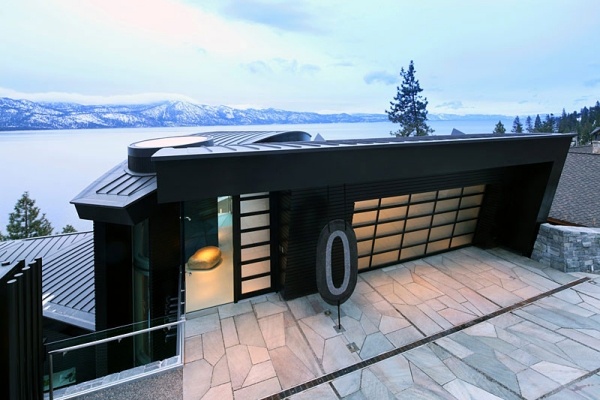 modern husdesign med fasad över sjön