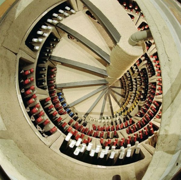 Spiraltrappa hyllsystem vinflaskor
