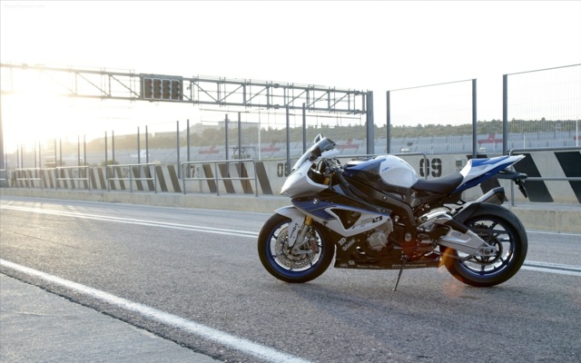 TOPP motorcyklar 2014 BMW HP4 sidovy