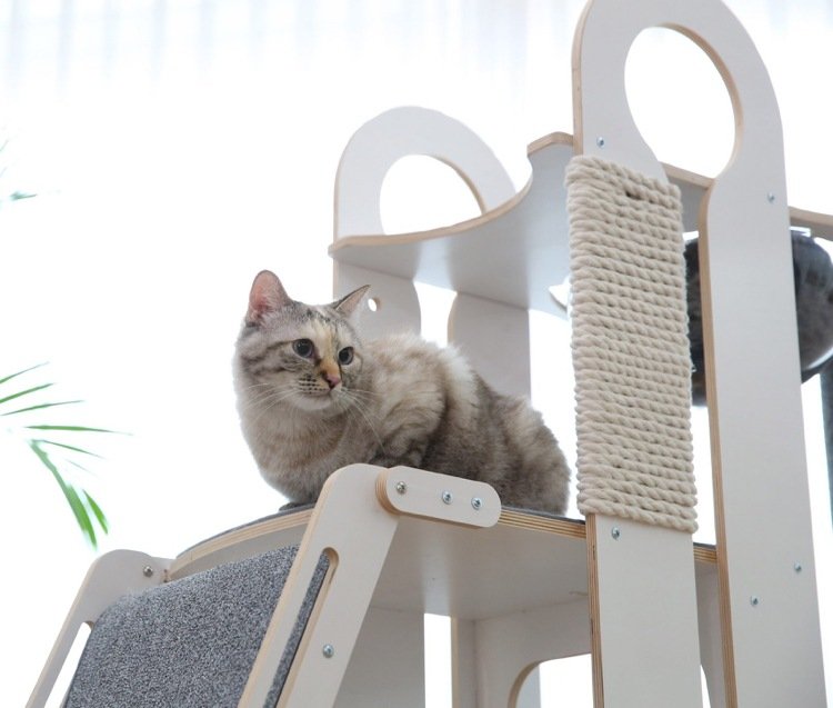 modernt designer kattträd av vitlackerad plywood