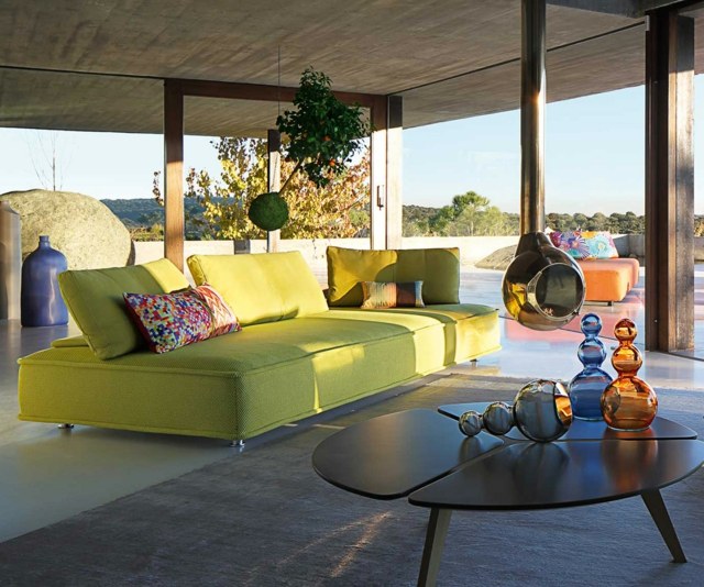 Soffbord hemtillbehör glas soffa färgglada dekorativa kuddar