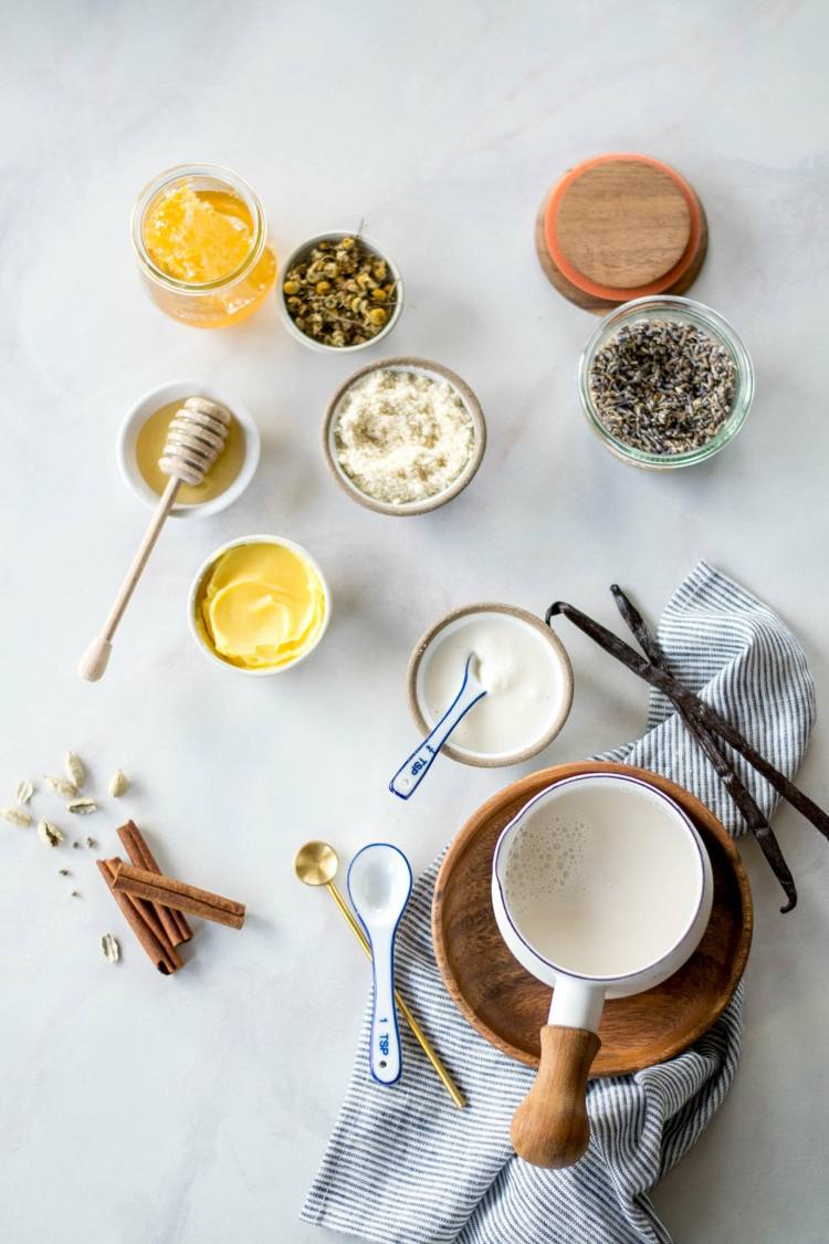 månmjölk ingredienser kanel ghee örter kryddor honung adaptogener recept