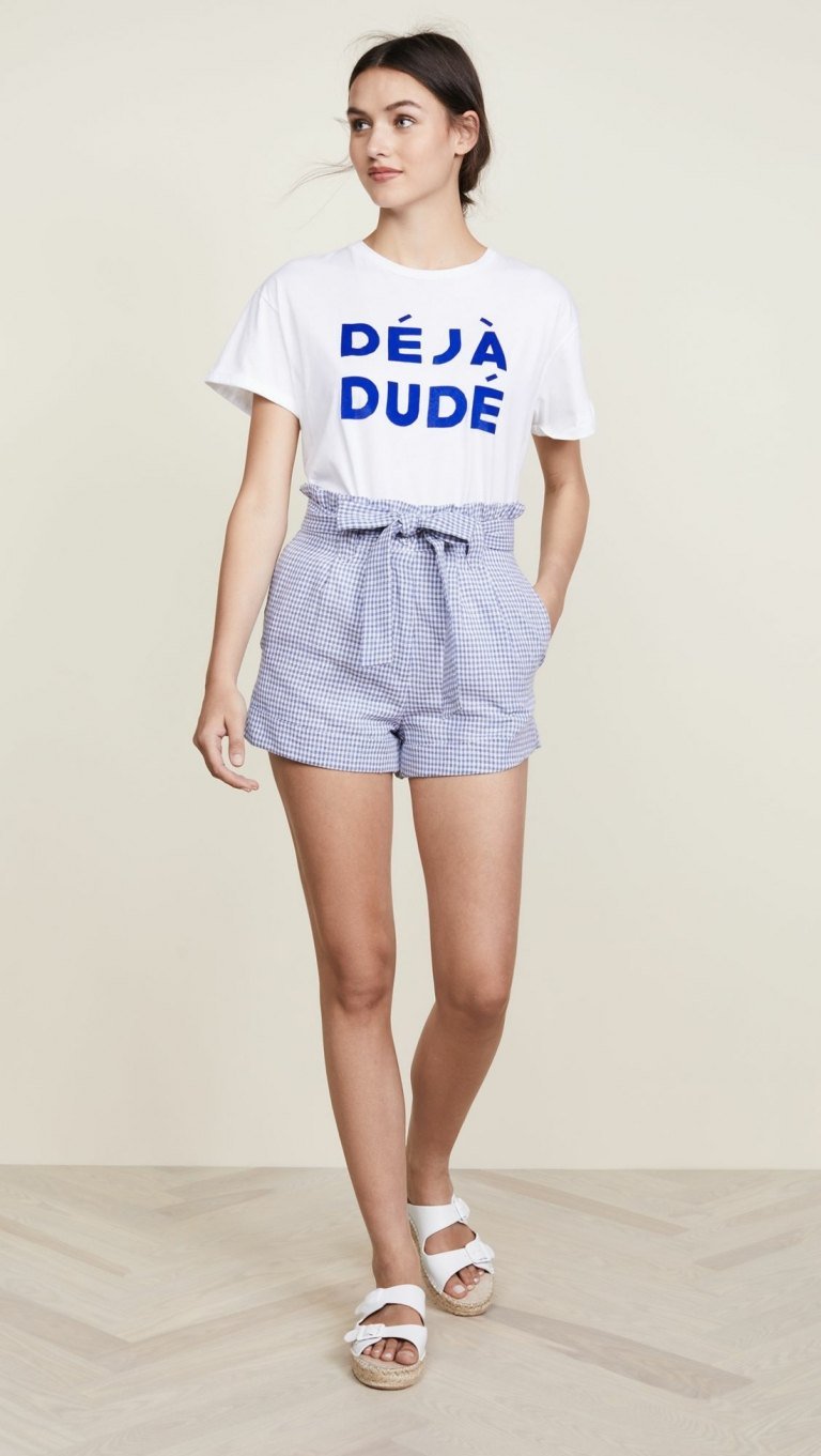 Rutiga shorts med hög midja och enkel t-shirt