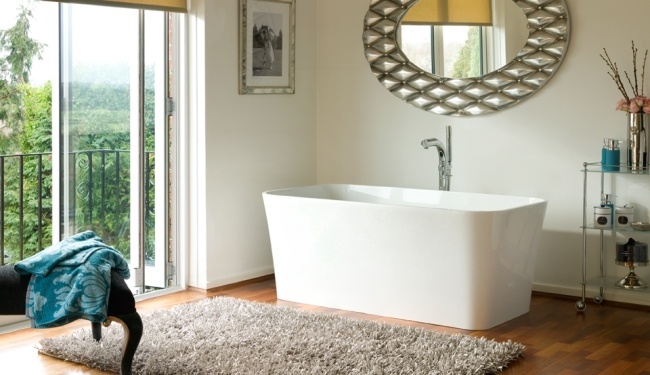 Möbler spegel badrum badkar design modern kant kantig-geometrisk vit