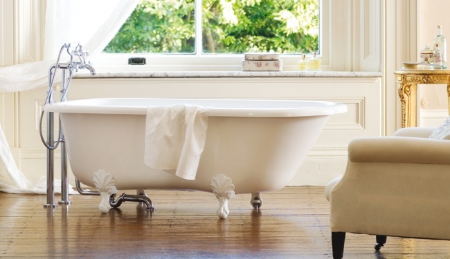 Fristående badkar med fötter design Quarrzcast Hampshire modell