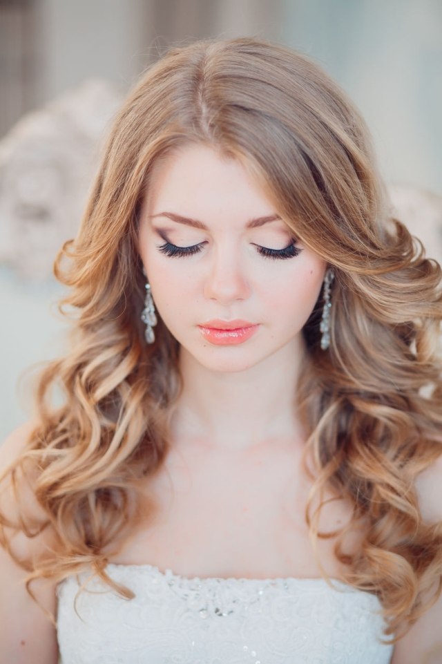 Bröllopssmycken och smink i rostoner-läppglans öppet blont hår