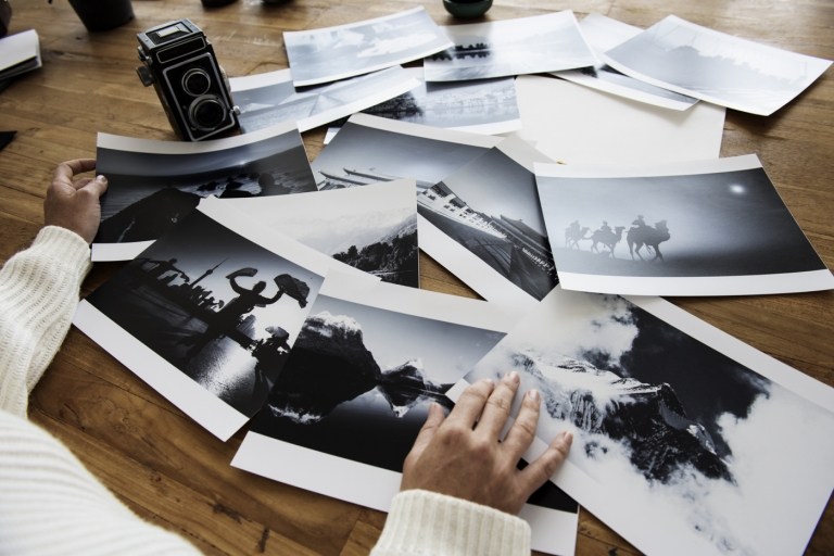 Designa den perfekta fotoboken: välj svartvita foton och ordna dem snyggt