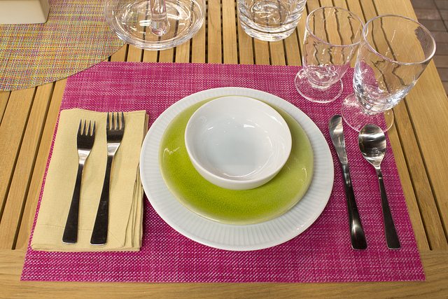 bordsdekoration porslin vitgrön rund rosa bordsmatta färgfläck