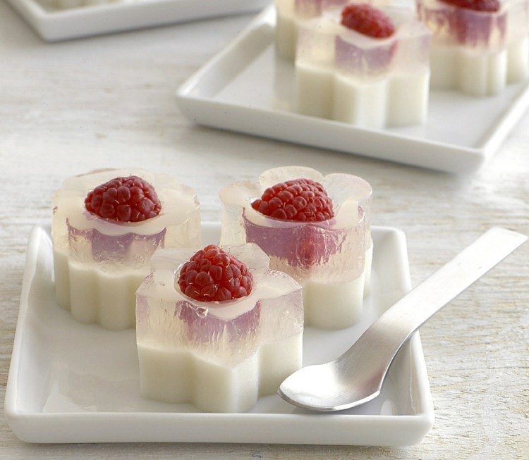 Gelmedel agar agar kokosmjölk-dessert-jello-blomma form-tallrik-sked-bord