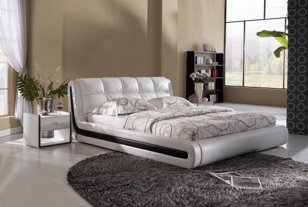 stoppad säng vit svart sänggavel läder modern