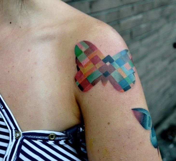 fjäril-tatuering-motiv-färgad-pixel-sammanställd
