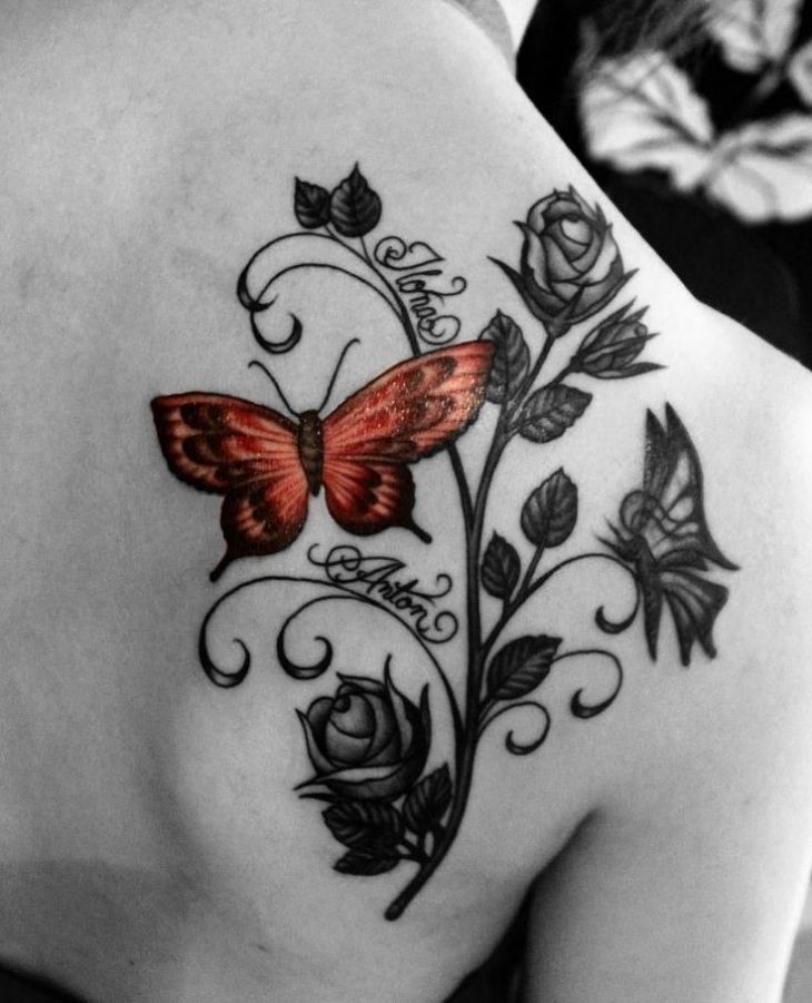 Fjäril-tatuering-motiv-blommor-ros-namn-