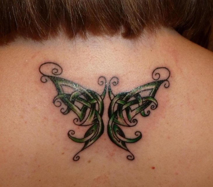 fjäril-tatuering-motiv-grön-keltisk-rygg
