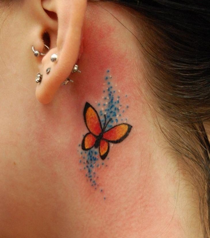 fjäril-tatuering-färgglada-orange-blå-prickar-bakgrund