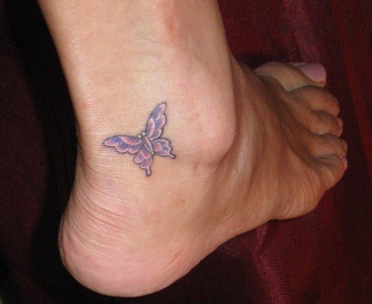 fjäril-tatuering-färgglada-små-motiv-fotled