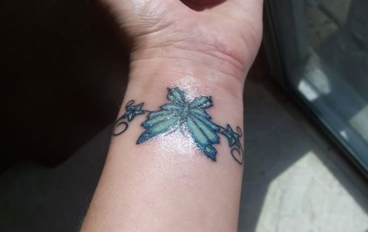 fjäril-tatuering-färgrik-blå-grön-handled-två-stjärnor